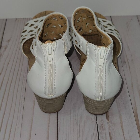 Baretraps Women's Miriam Wedge Sandal Size 9M with laser cut design - Picture 5 of 9